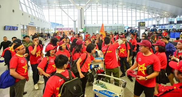 Chùm ảnh: Bão cờ đỏ sao vàng ùn ùn đổ bộ Malaysia, sẵn sàng chống lại sức ép khổng lồ tiếp lửa cho ĐTVN