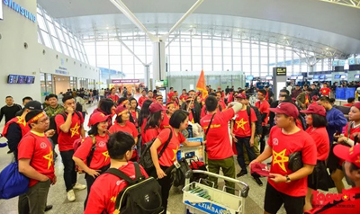 Chùm ảnh: Bão cờ đỏ sao vàng ùn ùn đổ bộ Malaysia, sẵn sàng chống lại sức ép khổng lồ tiếp lửa cho ĐTVN